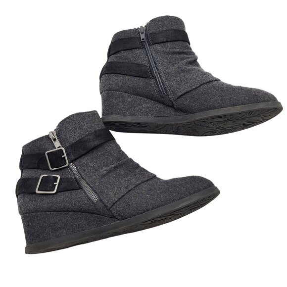 SO Garlic Grey Hidden Wedge Ankle Booties Boots Ruched Buckle Side Zip Womens 9M - Picture 7 of 10